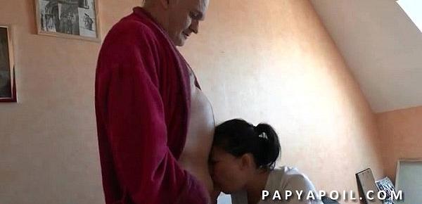  Papy se tape sa jeune infirmiere asiat apres la douche